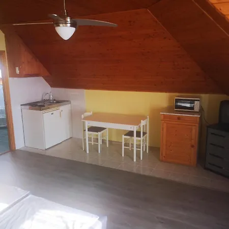 Zold Solyom Apartman Homestay Heviz
